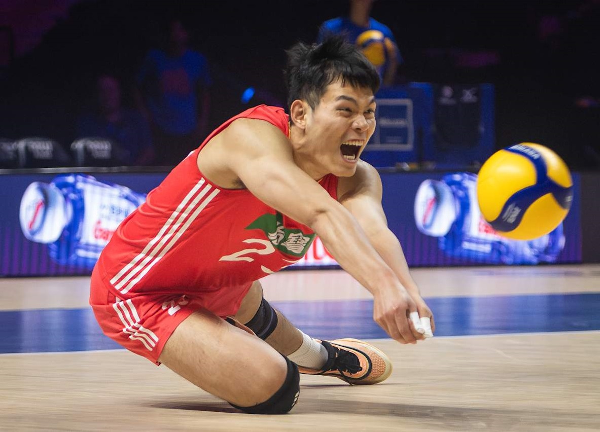 强者之战:球员拼搏至恒,胜负攸关 强者之战:球员拼搏至恒,胜负攸关