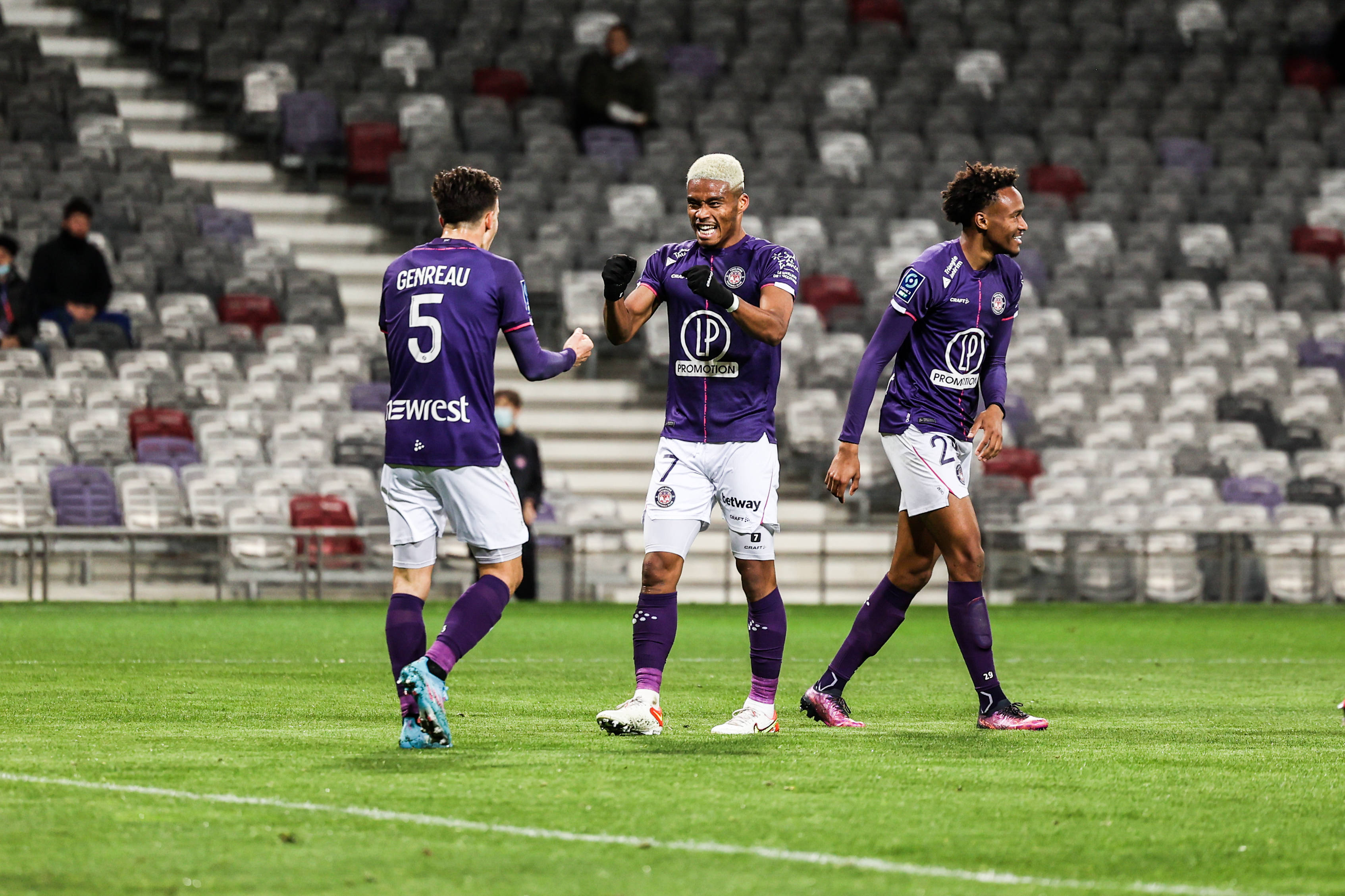 小组排名公布，法甲联赛竞争激烈