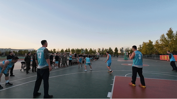 球场上热血澎湃的瞬间定格在镜头下