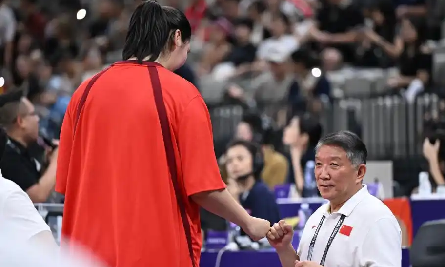 日本羽毛球队碾压马来西亚羽毛球队，安赛龙绝境逆转