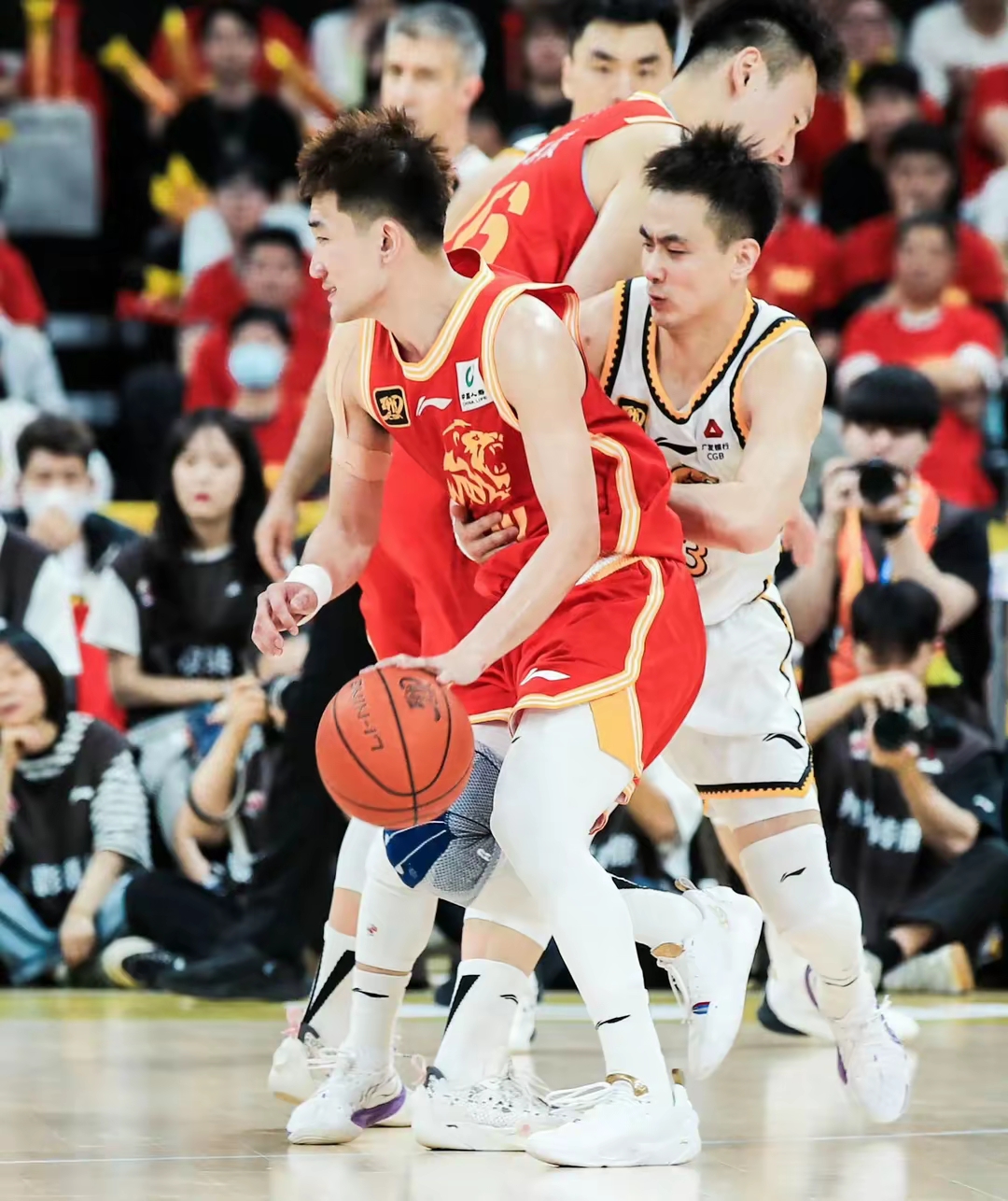 江苏队鏖战辽宁队,孙铭徽带队取胜 江苏队鏖战辽宁队,孙铭徽带队取胜