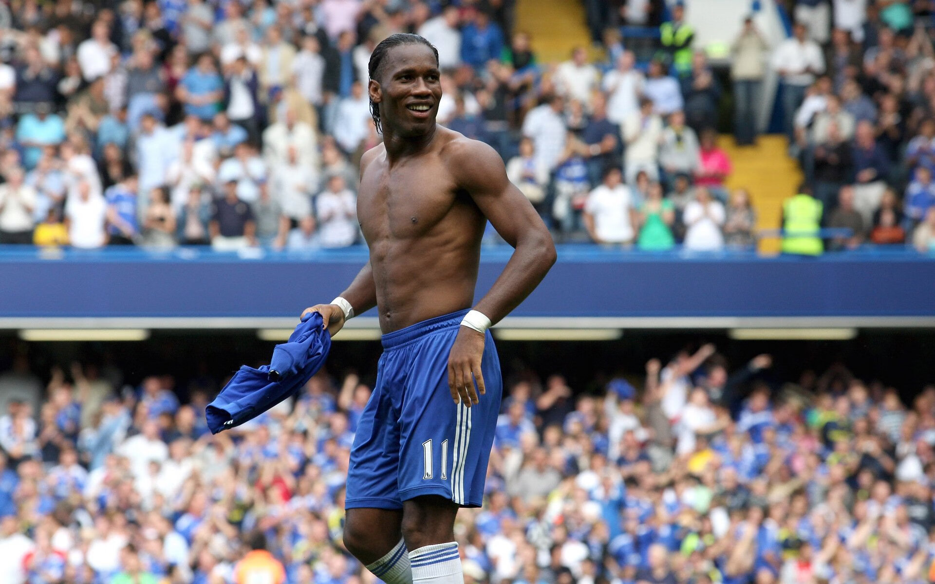 双星闪耀欧陆夜，利物浦惊涛骇浪险胜丹麦劲旅，C罗领袖本色带队再取关键胜利