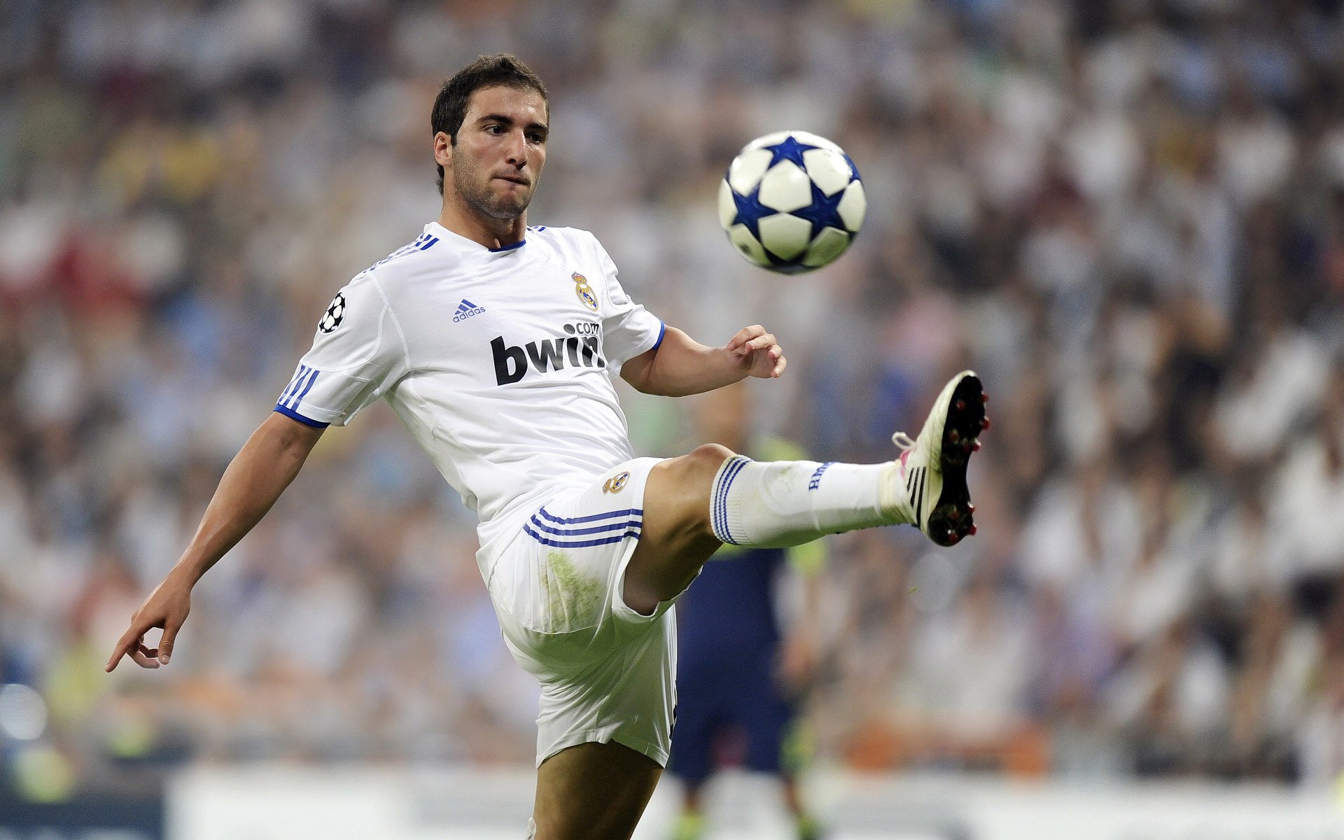 橙衣风暴席卷圣西罗，布鲁诺的战术魔法如何让荷兰元素碾压AC米兰